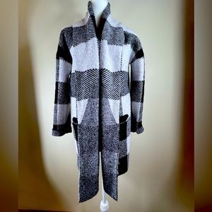 BB Dakota Black and White Buffalo Plaid Open Duster Sweater Coat, Size Medium